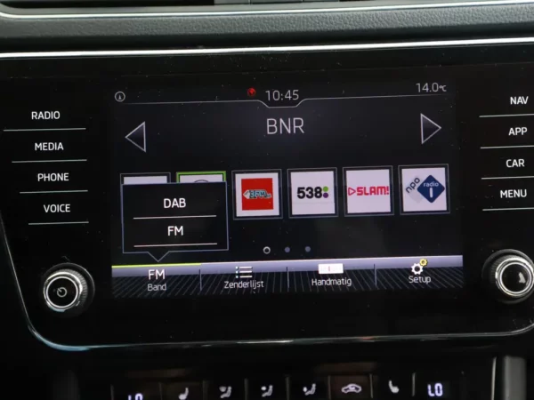 Photo 14 of 32 of TMBJB9NP1J7551832 Skoda Superb Combi 1.4 DSG TSI ACT Ambition Business 5-drs Combi