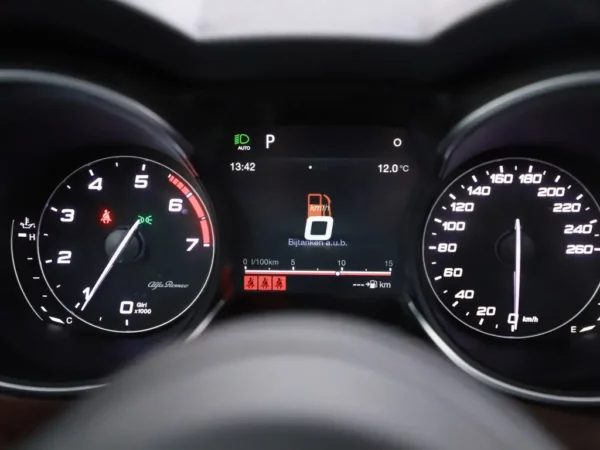 Photo 14 of 41 of ZARFAHBN5J7C00212 Alfa Romeo Stelvio 2.0 T AWD Special Edition 5-drs SUV