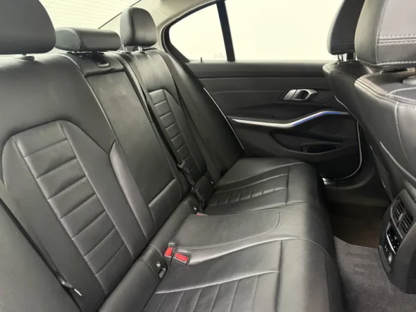 Photo 15 of 23 of WBA5F71090A415661 BMW 3-serie 320i High Executive (4-drs Sedan)