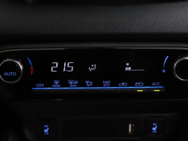 Photo 15 of 27 of YARKBAC3200180897 Toyota Yaris 1.5 Hybrid Dynamic 5-drs Hatchb