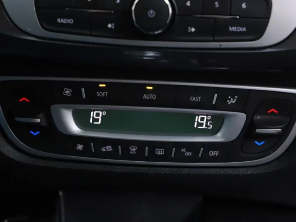 Photo 15 of 28 of VF1JZD6J651900354 Renault Scénic Xmod 1.2 TCe Bose Alcantare