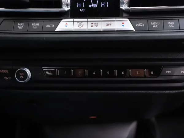 Photo 15 of 28 of WBA7K310207K99164 BMW 1-serie 118i Aut. Business Edition 5-drs Hatchb.