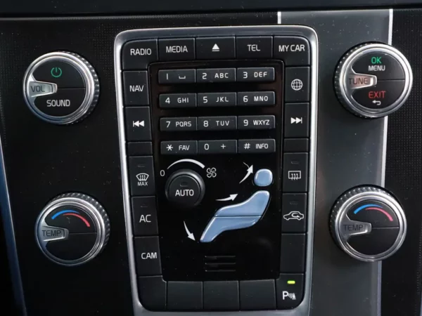 Photo 15 of 28 of YV1FW45HBF1260589 Volvo V60 1.6 T3 R-Design Cruise Ecc