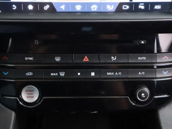 Photo 15 of 29 of SADCA2BN9HA071223 Jaguar F-Pace 2.0 Aut. Portfolio AWD 20d