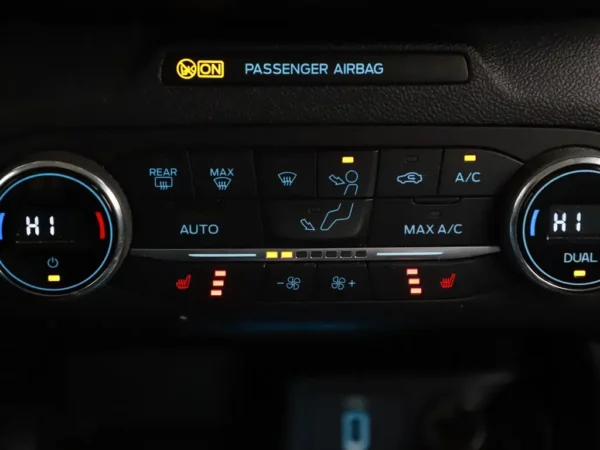 Photo 15 of 29 of WF0PXXGCHPKY79662 Ford FOCUS Wagon 1.0 EcoBoost Titanium Business 5-drs Combi