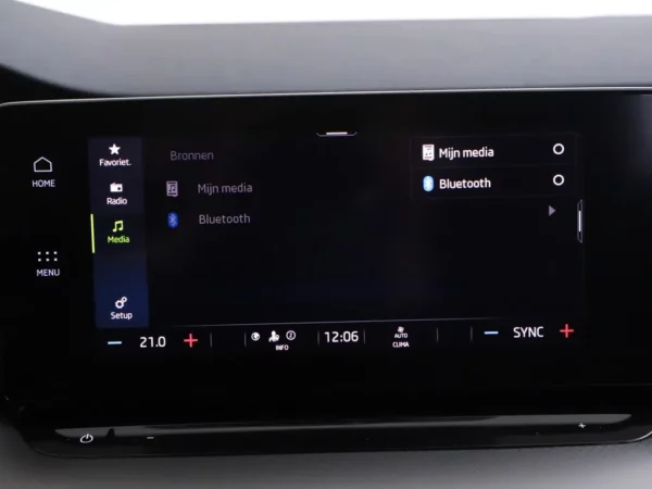 Photo 15 of 33 of TMBJP8NX0RY146191 Skoda Octavia Combi 1.0 TSI Business Edition