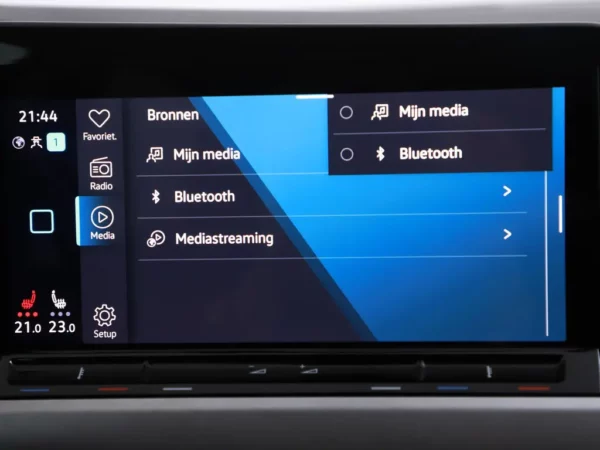 Photo 15 of 33 of WVWZZZCD2PW528663 Volkswagen GOLF Variant 1.0 eTSI Life Business