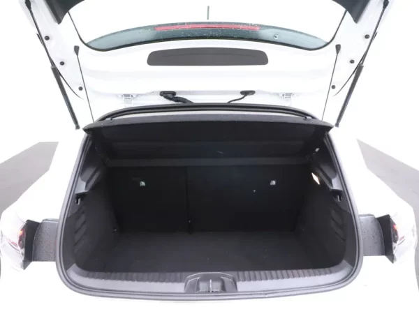 Photo 16 of 25 of VF1RJA00974068602 Renault Clio 1.6 E-Tech Full Hybrid 145