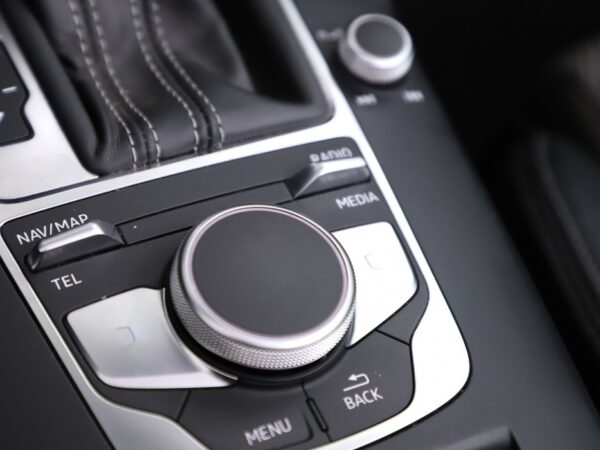 Photo 16 of 26 of WAUZZZ8V7J1006064 Audi A3 Cabriolet 1.5 Aut. TFSI CoD