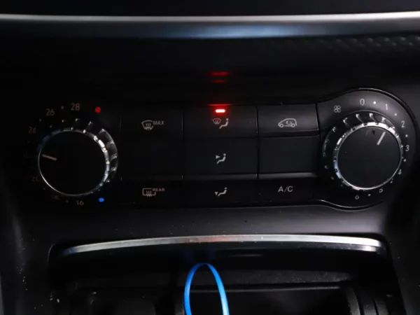 Photo 16 of 28 of WDD1760421J761277 Mercedes-Benz A-Klasse 180 Aut. AMG LED