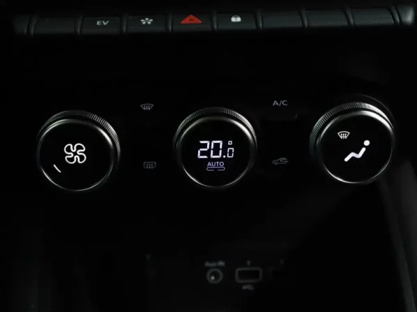 Photo 16 of 29 of VF1RJB00766260982 Renault Captur 1.6 E-Tech Plug-in Hybrid 160 Intens