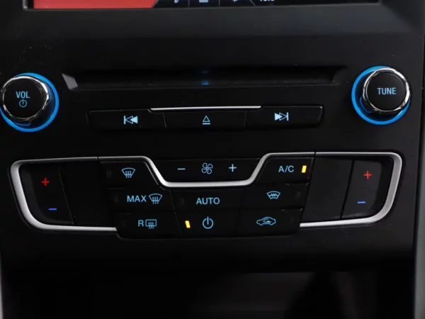 Photo 16 of 30 of WF0EXXWPCEFL17297 Ford Mondeo 1.5 Titanium Navi