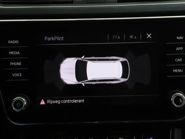 Photo 16 of 32 of TMBJB9NP1J7551832 Skoda Superb Combi 1.4 DSG TSI ACT Ambition Business 5-drs Combi