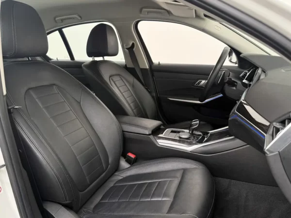 Photo 17 of 23 of WBA5F71090A415661 BMW 3-serie 320i High Executive (4-drs Sedan)