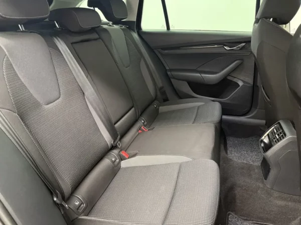 Photo 17 of 26 of TMBJP7NX2MY136328 Skoda Octavia Combi 1.0 TSI Business Edition