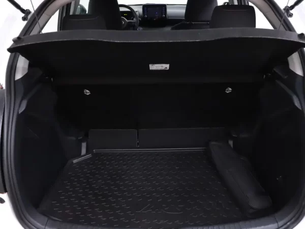 Photo 17 of 27 of YARKBAC3200180897 Toyota Yaris 1.5 Hybrid Dynamic 5-drs Hatchb