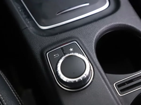 Photo 17 of 28 of WDD1760421J761277 Mercedes-Benz A-Klasse 180 Aut. AMG LED