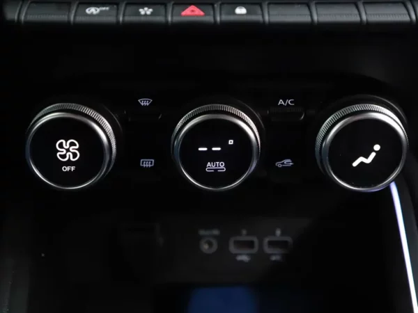 Photo 17 of 29 of VF1RJA00365530239 Renault Clio 1.0 TCe Intens LED