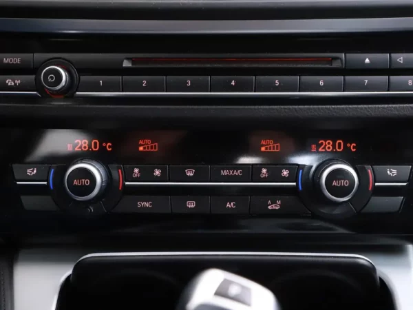 Photo 17 of 30 of WBA5A31080D744552 BMW 5 Serie 520i Aut. Last Minute Edition 4-drs Sedan