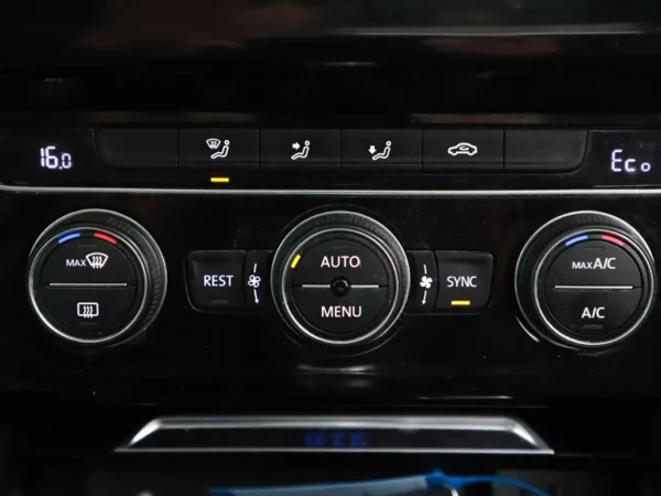 Photo 17 of 35 of WVWZZZ3CZHE054129 Volkswagen Passat Variant 1.4 TSI GTE Connected