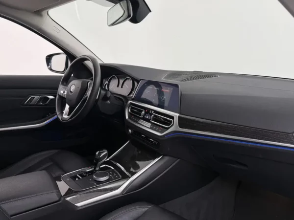 Photo 18 of 23 of WBA5F71090A415661 BMW 3-serie 320i High Executive (4-drs Sedan)