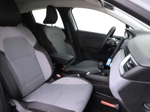 Photo 18 of 24 of VF1RJA00074068603 Renault Clio 1.6 E-Tech Full Hybrid 145