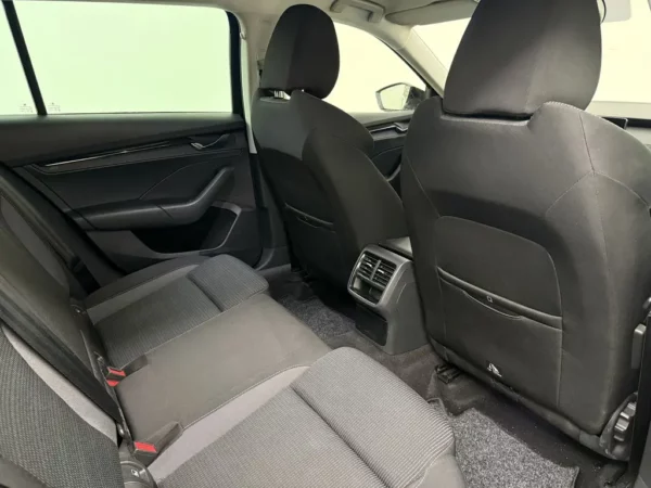 Photo 18 of 26 of TMBJP7NX2MY136328 Skoda Octavia Combi 1.0 TSI Business Edition