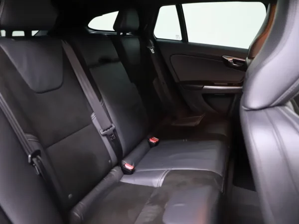 Photo 18 of 28 of YV1FW45HBF1260589 Volvo V60 1.6 T3 R-Design Cruise Ecc