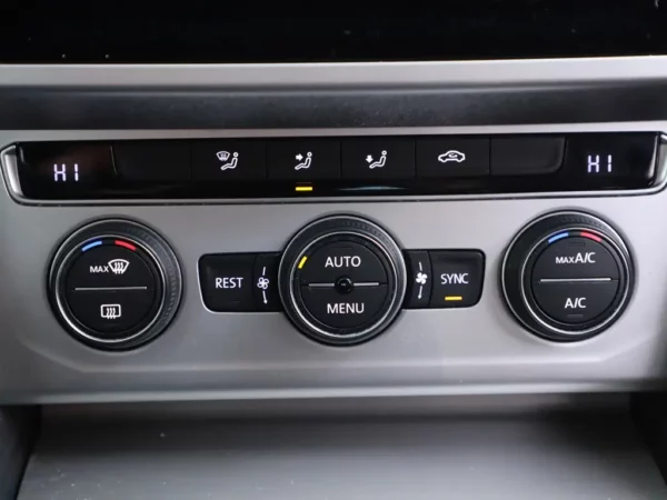 Photo 18 of 32 of WVWZZZ3CZJE179289 Volkswagen Passat 1.4 TSI ACT Comfortline 4-drs Sedan