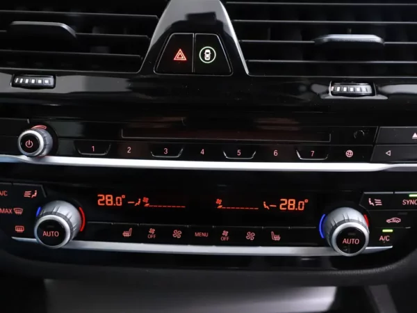 Photo 18 of 34 of WBAJL11080BC88242 BMW 5 Serie Touring 520i High Executive 5-drs Combi