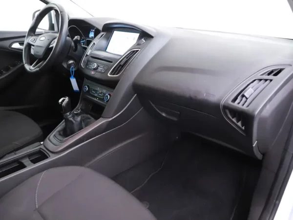 Photo 19 of 25 of WF05XXGCC5JT14065 Ford Focus 1.0 Lease Edition Navi