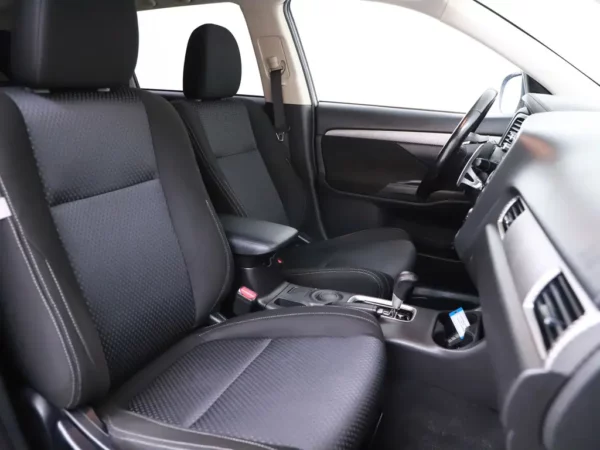 Photo 19 of 26 of JMBXTGF7WGZ002412 Mitsubishi Outlander 2.0 Aut. Executive Ed 7 Persoons Nav