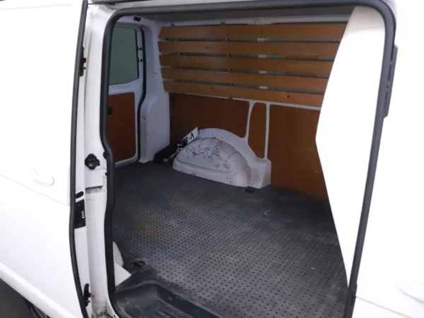Photo 19 of 28 of WV1ZZZ7HZKX007862 Volkswagen Transporter 2.0 TDI L1H2 Highline (Bestel)
