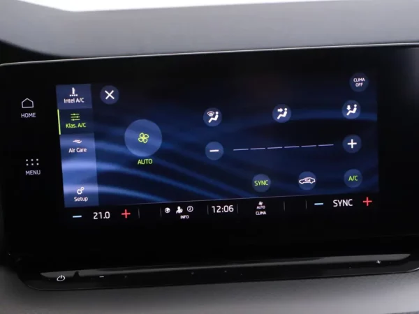 Photo 19 of 33 of TMBJP8NX0RY146191 Skoda Octavia Combi 1.0 TSI Business Edition