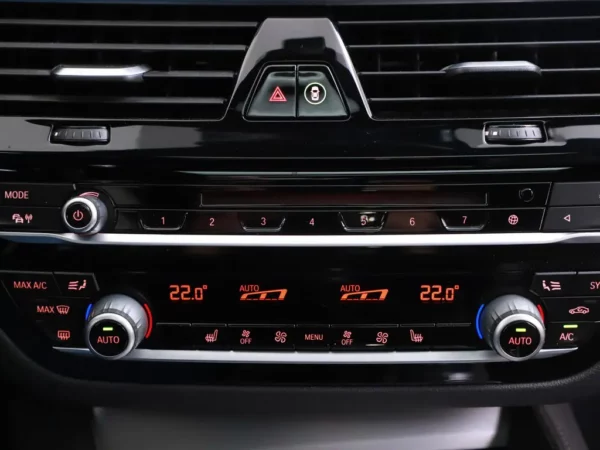 Photo 19 of 36 of WBAJK51080BX22697 BMW 5 Serie 520i Aut. High Executive M-Pack LED