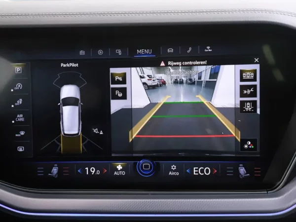 Photo 19 of 41 of WVGZZZCRZKD048400 Volkswagen Touareg 3.0 TSI R-Line Pano