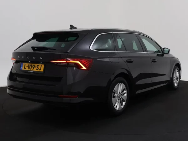 Photo 2 of 26 of TMBJP7NX2MY136328 Skoda Octavia Combi 1.0 TSI Business Edition