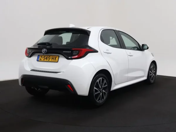 Photo 2 of 27 of YARKBAC3200180897 Toyota Yaris 1.5 Hybrid Dynamic 5-drs Hatchb