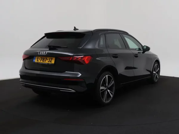 Photo 2 of 28 of WAUZZZGY2MA016341 Audi A3 Sportback 35 TFSI edition one 5-drs Hatchb.