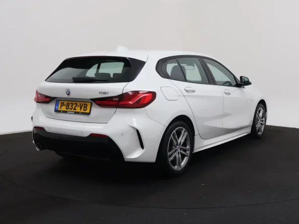 Photo 2 of 28 of WBA7K310207K99164 BMW 1-serie 118i Aut. Business Edition 5-drs Hatchb.