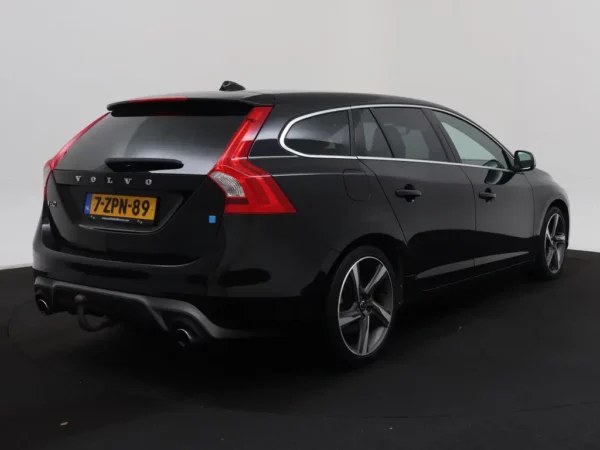 Photo 2 of 28 of YV1FW45HBF1260589 Volvo V60 1.6 T3 R-Design Cruise Ecc