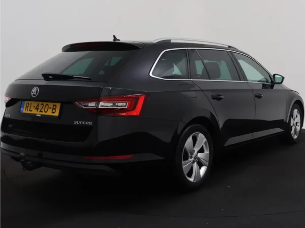 Photo 2 of 32 of TMBJB9NP1J7551832 Skoda Superb Combi 1.4 DSG TSI ACT Ambition Business 5-drs Combi