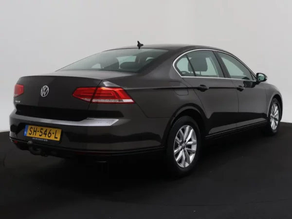 Photo 2 of 32 of WVWZZZ3CZJE179289 Volkswagen Passat 1.4 TSI ACT Comfortline 4-drs Sedan