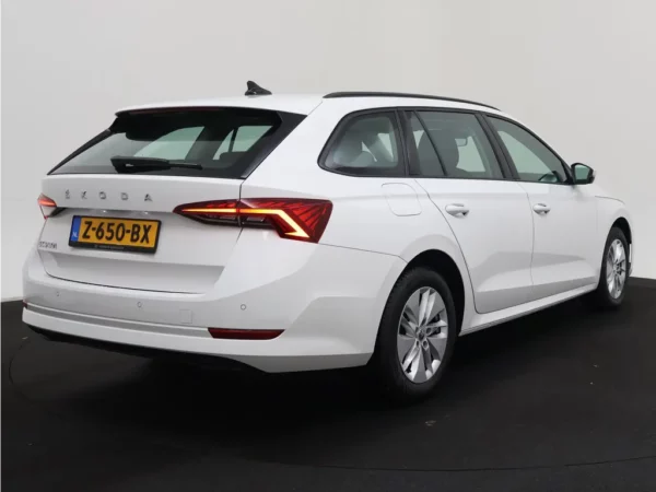 Photo 2 of 33 of TMBJP8NX0RY146191 Skoda Octavia Combi 1.0 TSI Business Edition