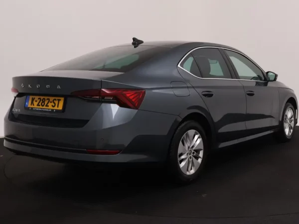 Photo 2 of 34 of TMBAP7NX0MY011246 Skoda Octavia 1.0 TSI Business Edition 5-drs Hatchb.