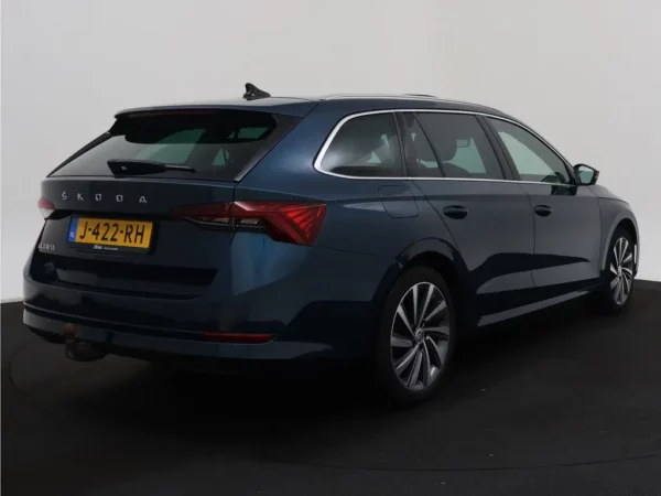 Photo 2 of 38 of TMBJP7NX4MY040099 Skoda Octavia Combi 1.0 TSI Business Edition Plus 5-drs Combi