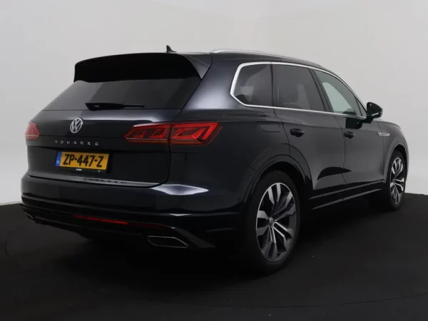 Photo 2 of 41 of WVGZZZCRZKD048400 Volkswagen Touareg 3.0 TSI R-Line Pano