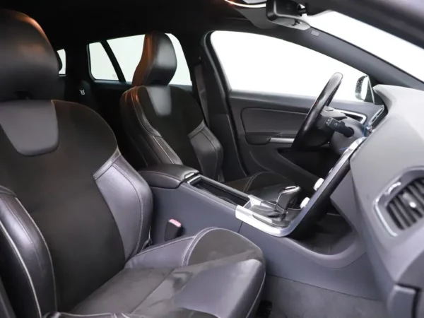 Photo 20 of 28 of YV1FW45HBF1260589 Volvo V60 1.6 T3 R-Design Cruise Ecc