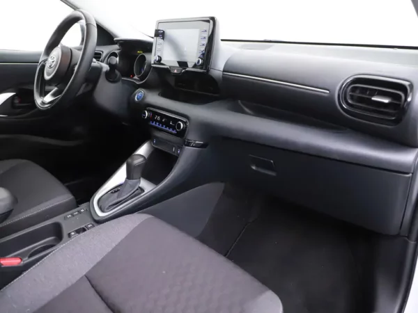 Photo 21 of 27 of YARKBAC3200180897 Toyota Yaris 1.5 Hybrid Dynamic 5-drs Hatchb