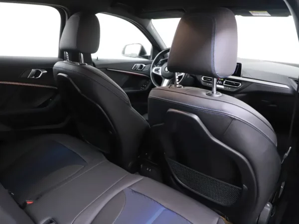 Photo 21 of 28 of WBA7K310207K99164 BMW 1-serie 118i Aut. Business Edition 5-drs Hatchb.